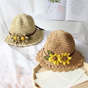 Ensemble de chapeaux d'été en paille pour femme avec tournesols et bords ondulés en beige