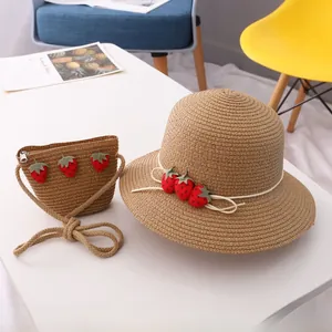 Détail du chapeau de paille et sac assorti avec accents de fraises rouges 3D