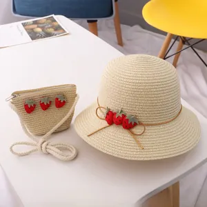 Détail du chapeau de paille et du sac à bandoulière assorti avec décors fraises en 3D