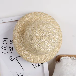 Détail du tissage en paille naturelle et de la calotte ronde de ce chapeau de soleil