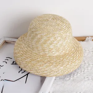 Gros plan détaillé sur la texture en paille naturelle tressée d'un chapeau d'enfant