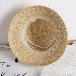 Détail de l'intérieur du chapeau de paille avec cordon réglable et bande de propreté