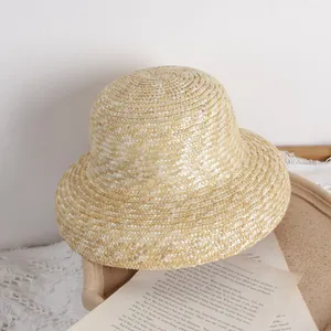Chapeau cloche en paille de blé beige pour filles avec large bord et texture naturelle