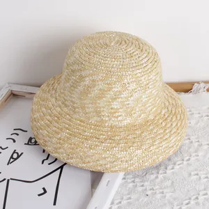 Chapeau de soleil en paille naturelle pour enfant avec large bord et calotte ronde
