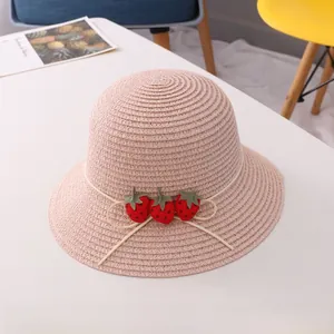 Détail du chapeau de soleil en paille rose pour filles avec fraises 3D faites à la main