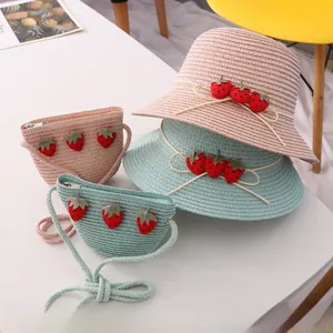 Ensemble chapeau de paille enfant et sac bandoulière fraise en rose et vert menthe
