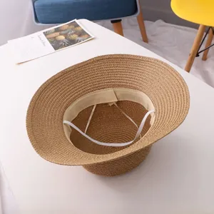 Détail du chapeau de paille bébé fille montrant la doublure et la mentonnière élastique
