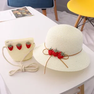 Ensemble chapeau de soleil en paille crème et sac fraise pour fille, style plage d'été