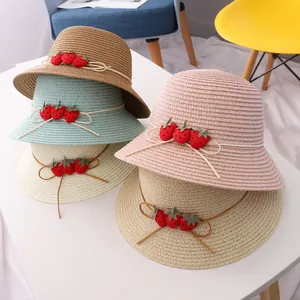 Chapeaux de paille enfant avec fraises en rose, vert et crème pour la plage