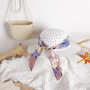 Sombrero de paja calado para niños con cinta floral rosa y bolso tejido a juego