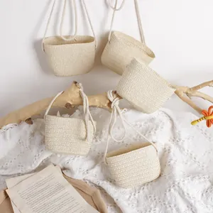 Mini bolso de cubo tejido en color crema para niños con correa de cuerda de algodón