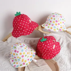 Chapeau de soleil fraise pour bébé avec pois, décor de feuilles et mentonnière réglable