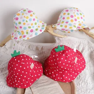 Chapeaux de soleil fraise à pois pour enfants en rouge et blanc avec protection UV