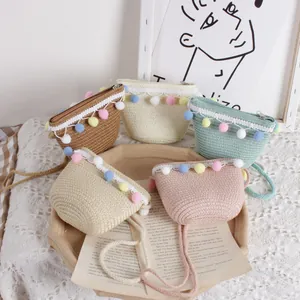 Handgefertigte Stroh-Schultertaschen-Set für Kinder mit bunten Pompons in fünf Farben