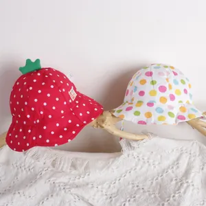Chapeaux de soleil fraise et pois colorés pour tout-petits sur branche en bois