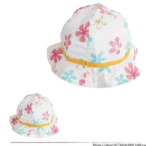 Détail du chapeau de soleil pour bébé avec fleurs roses et ruban tressé jaune