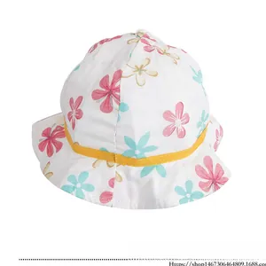 Détail du chapeau de soleil pour bébé avec motif floral et ruban tissé jaune