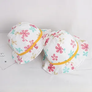 Détails d'un chapeau de soleil en coton pour enfants avec motif floral et ruban jaune