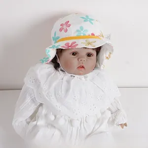 Gros plan détaillé d'un chapeau de soleil bébé avec imprimé floral et bord jaune