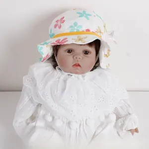 Détail du chapeau cloche floral pour bébé avec ruban jaune et bord festonné
