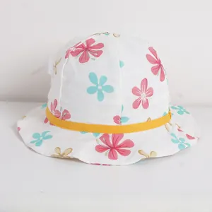 Détail d'un chapeau de soleil bébé avec imprimé fleuri en coton et ruban tressé jaune