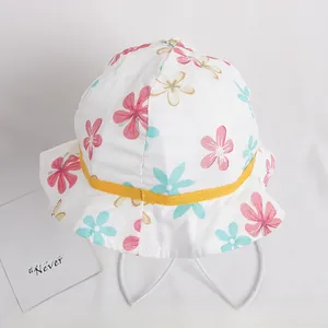 Détail du chapeau de soleil pour bébé avec imprimés floraux et ruban tressé jaune