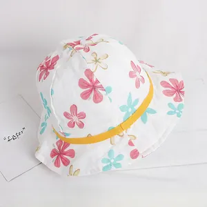 Détail du chapeau de soleil en coton pour enfant avec fleurs et ruban décoratif jaune