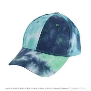 Détail de la casquette tie-dye avec coutures vertes contrastées et œillets de ventilation