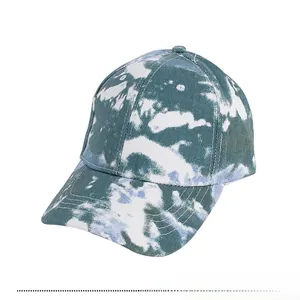 Détail de la casquette de baseball tie-dye bleu et blanc montrant les coutures du bord