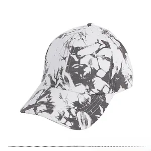 Détail d'une casquette de baseball tie-dye avec motif d'éclaboussures d'encre