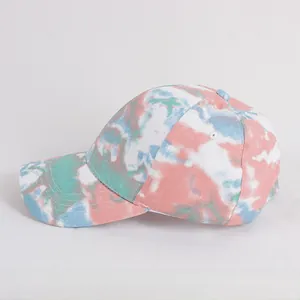 Vue détaillée de la casquette de baseball en coton tie-dye avec motif dégradé rose et menthe