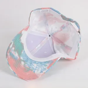 Détail de la doublure et de l'étiquette 100% coton sur la casquette tie-dye colorée
