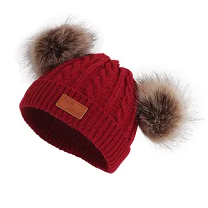 Bonnet d'hiver en tricot côtelé rouge foncé pour enfants avec doubles pompons en fausse fourrure