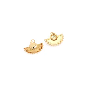 Minimalistischer fächerförmiger Anhänger aus 18K vergoldetem Kupfer mit Zirkonia-Inlay