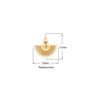 Makroaufnahme eines 21x23mm Fächeranhängers mit genauen Abmessungen und Goldbeschichtung