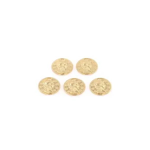 Détail de cinq pendentifs pièces plaqués or 18K avec portraits en relief pour bijoux