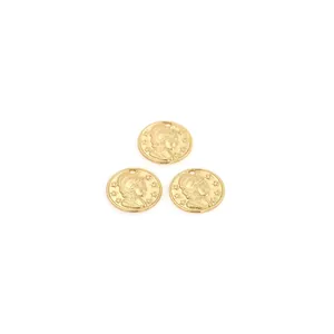 Trois pendentifs pièces vintage plaqués or 18 carats avec relief de tête sur fond blanc