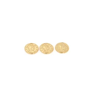 Détail de trois pendentifs pièces plaqués or 18K avec portrait en relief pour bijoux DIY