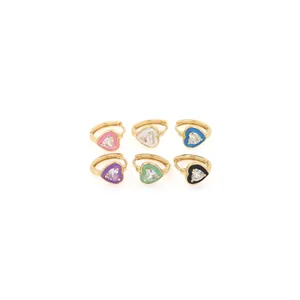 Vue détaillée des boucles d'oreilles cœur en plaqué or 18K avec zircon en six couleurs