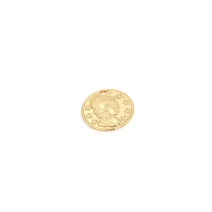 Vue macro d'un pendentif pièce dorée 18K avec portrait en relief et étoiles