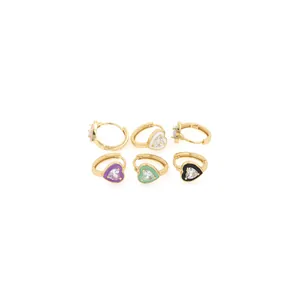 Détail de créoles en forme de cœur plaquées or 18 carats avec zircons et émail coloré
