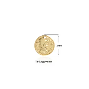 Détail d'un pendentif pièce de 10mm plaqué or avec relief vintage et motif étoile