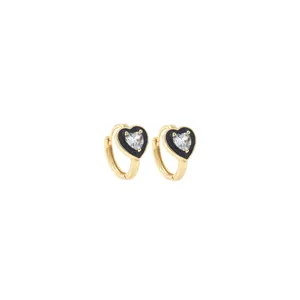 Gros plan de boucles d'oreilles cœur plaquées or 18K avec émail noir et zircon