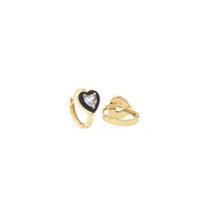 Vue détaillée des boucles d'oreilles cœur en plaqué or 18K avec émail et zircon
