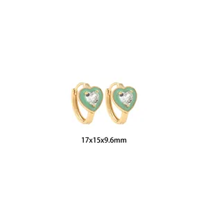 Détail de boucles d'oreilles cœur dorées avec émail vert et zircons sertis 17mm