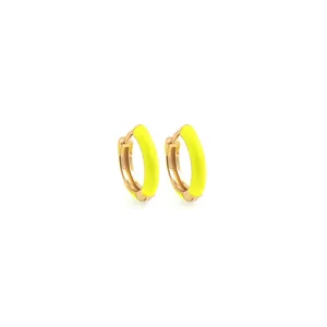 Détail de petites créoles en émail jaune fluo avec base en cuivre plaqué or 18 carats
