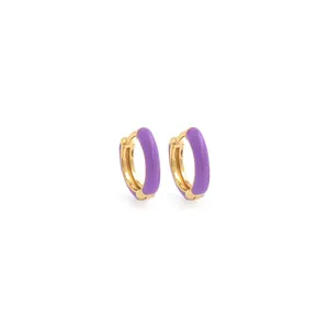 Détail des boucles d'oreilles huggie plaquées or 18K avec finition en émail violet vif