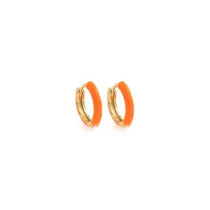 Boucles d'oreilles huggies minimalistes plaquées or 18 carats avec émail orange vif