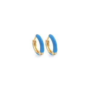 Détail de créoles plaquées or 18 carats avec incrustation d'émail bleu vif et fini poli