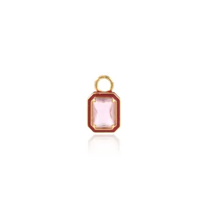 Dettaglio macro del ciondolo rettangolare placcato oro 18K con zircone rosa e smalto